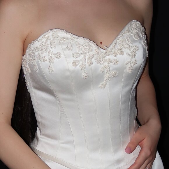 Floor Sample US 2 Cymbeline Strapless Beaded Lace Corset Two-Piece Gown - Picture 2 of 4